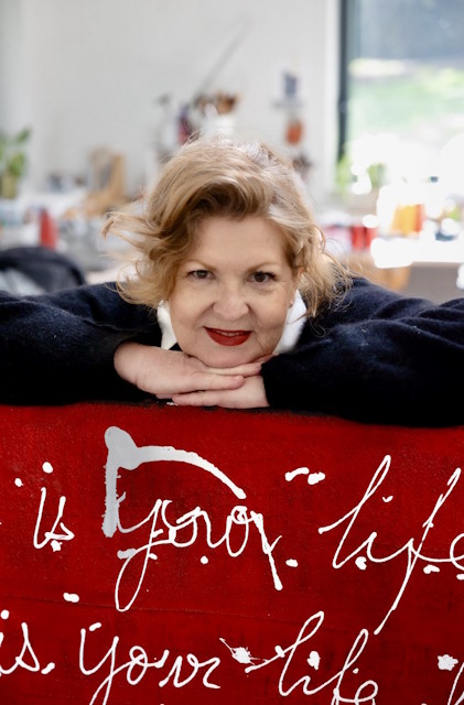 Portrait Sophie Costa Artiste Peintre dans son atelier